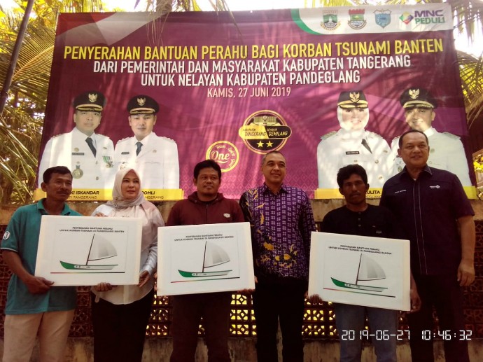 MNC Peduli dan Pemkab Tangerang Salurkan 15 Perahu Korban Tsunami Selat Sunda
