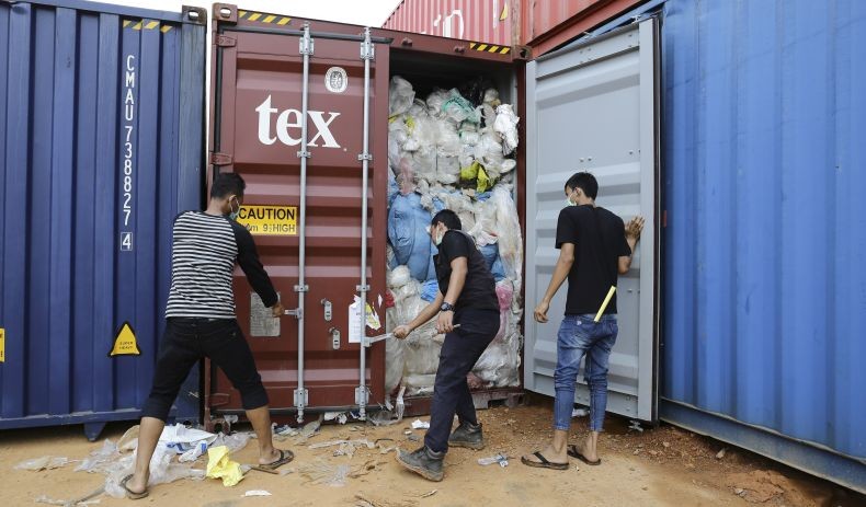 Indonesia Kembalikan 79 Kontainer Limbah Berbahaya ke 4 Negara, Termasuk AS dan Australia
