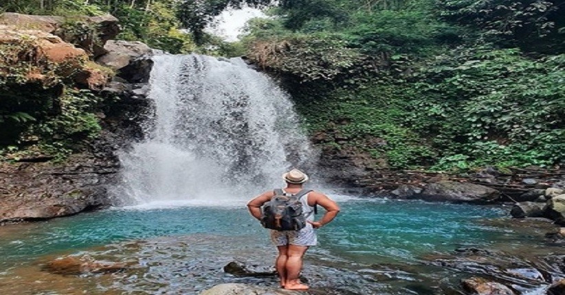 Wisata Air Terjun di Temanggung, Asyiknya Berenang di Curug Titang yang Jernih