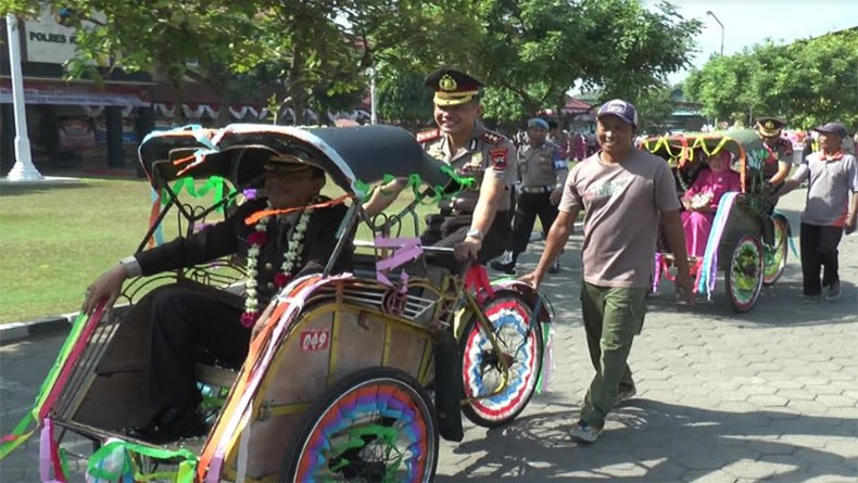 Kapolres Kendal Kayuh Becak Lepas 13 Anggota Polri yang Purna Tugas