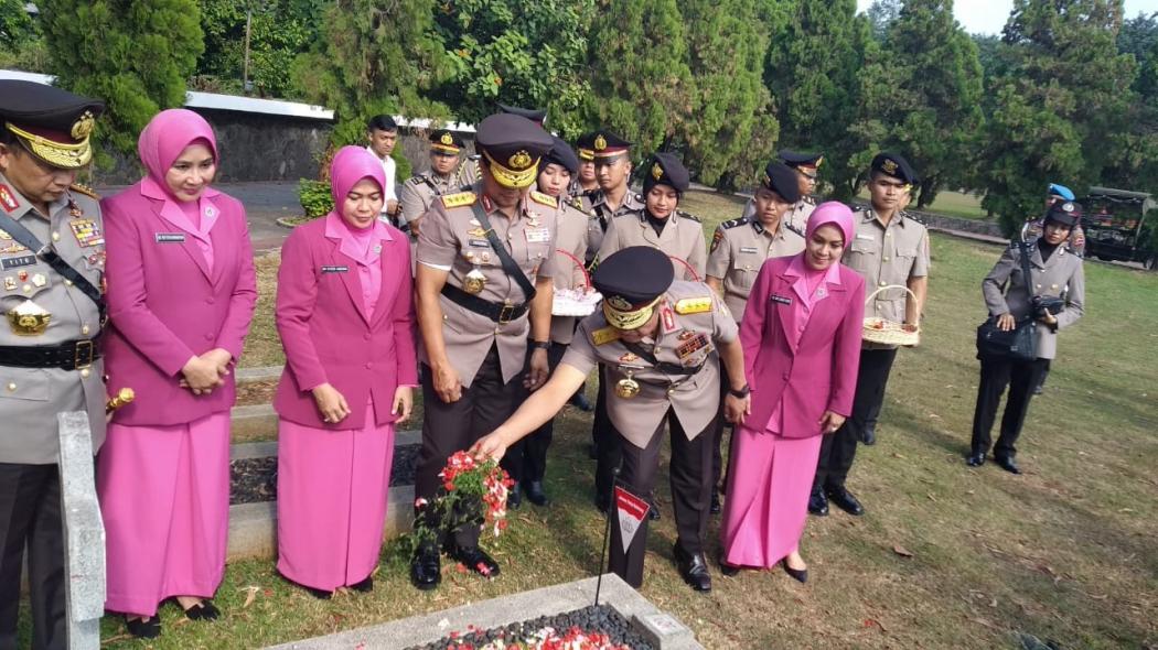 HUT Bhayangkara ke-73, Petinggi Polri Ziarah ke Makam Pahlawan Kalibata