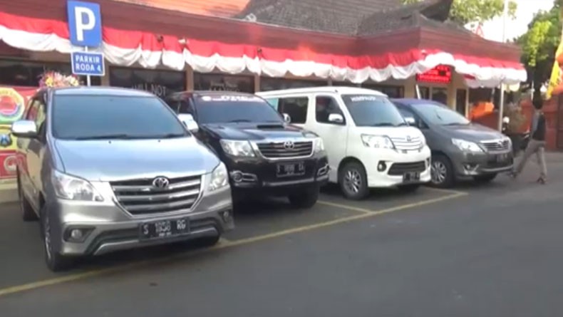 KPK Sita Belasan Mobil dan Rumah Bupati Mojokerto Nonaktif, Diduga Hasil TPPU
