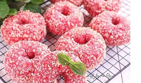 Berkreasi Membuat Donat Krispi Red Velvet, Camilan Unik untuk Weekend