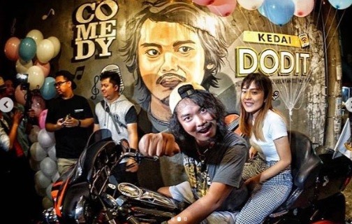 Dodit Mulyanto Menangis Terharu Terima Kado Ulang Tahun dari Kekasih