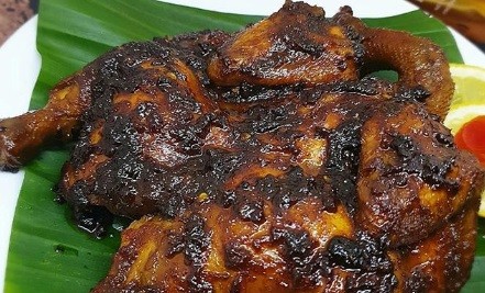 Mencicipi Kelezatan Ayam Panggang Bumbu Rujak, Sajian Istimewa saat Libur