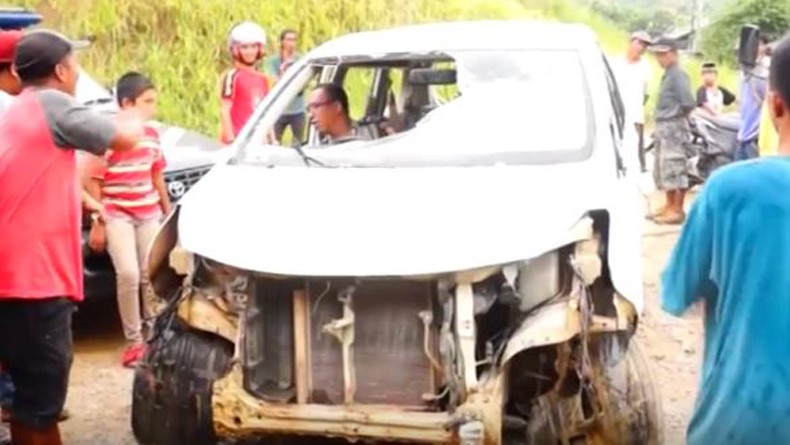 Kabur dan Masuk Jalan Buntu, Mobil Pelaku Tabrak Lari Dirusak Massa di Samarinda