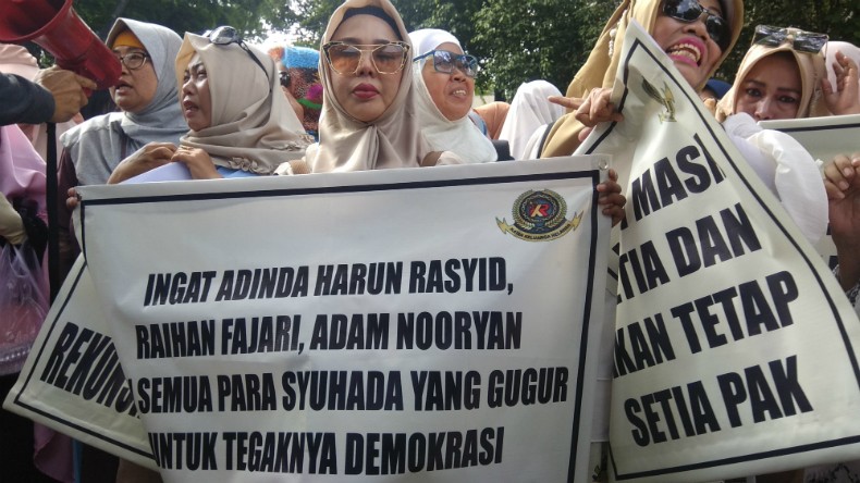 Aksi Emak-Emak Minta Prabowo Tolak Rekonsiliasi Jokowi dan Tetap Oposisi