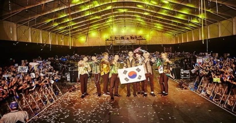 Pertama Konser di Arab, Super Junior Diberi Emas oleh Fans