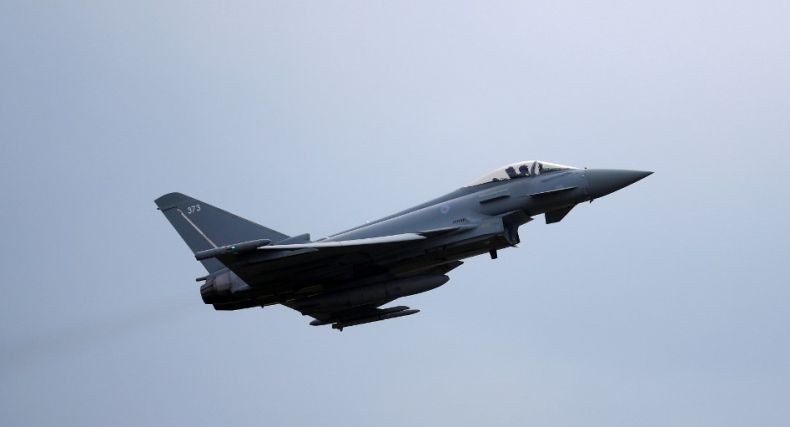Jet Tempur Supersonik Typhoon AU Inggris Beraksi, Kaca Rumah dan Mobil pun Pecah