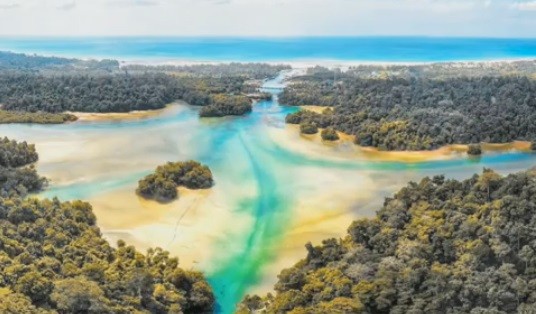 Indahnya Labuan Cermin, Danau Air Tawar dan Asin yang Terkenal Unik di Kaltim
