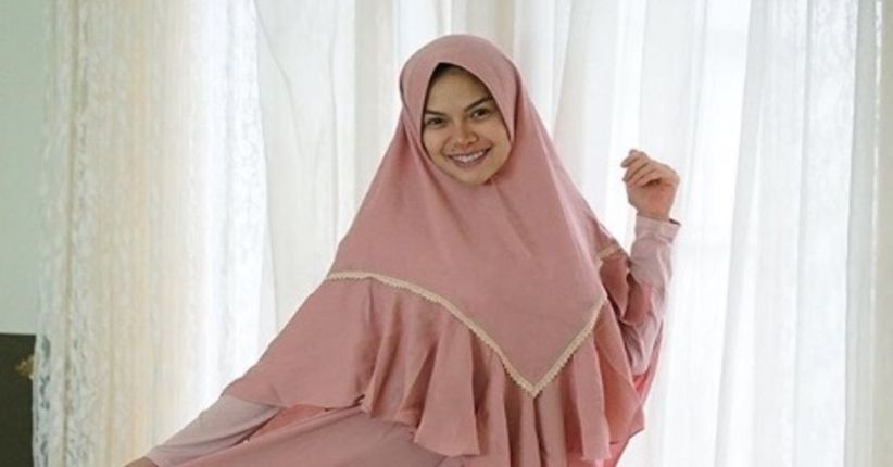 Kenakan Hijab, Nikita Mirzani Antar Anak Masuk Sekolah