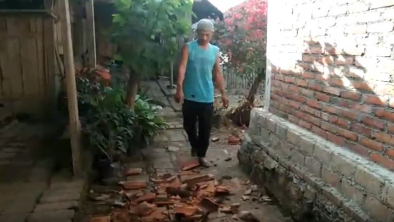 Terdampak Gempa Bali, Atap Genting Rumah Warga Banyuwangi Pecah Berjatuhan