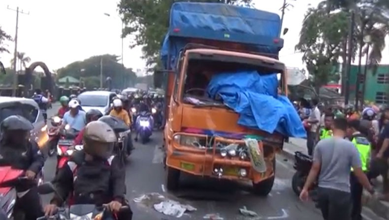 Truk Tronton Tabrak 3 Motor di Medan akibat Rem Blong, 3 Tewas di Lokasi