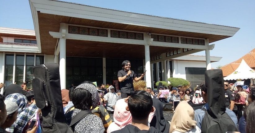 Ari Lasso Bakar Semangat Peserta Audisi Indonesian Idol di Surabaya