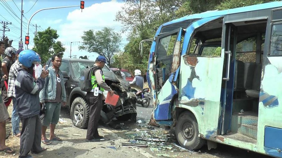 Pikap Ugal-ugalan Tabrak Angkot di Jalan Pantura Nolokerto Kendal, 3 Terluka