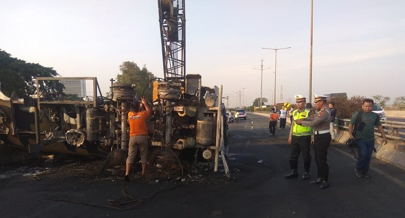 Polisi Evakuasi Truk Pertamina dan Mobil yang Terbakar di Tol Rawamangun