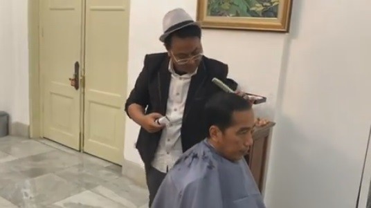 Presiden Jokowi Ingin Mencoba Tren Rambut Undercut ala Anak Muda
