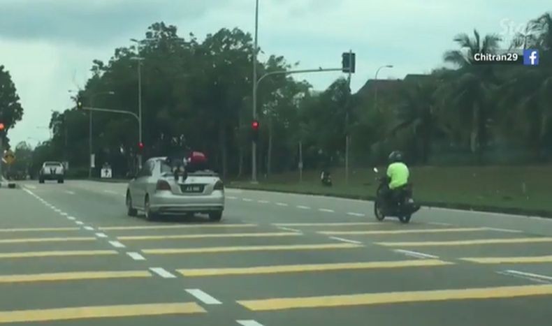 Viral, 2 Anak Berpose bak Superman di Atap Mobil yang Ngebut