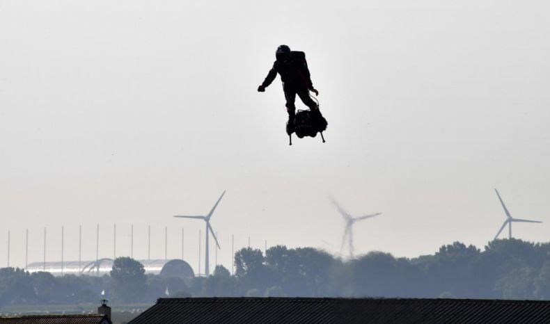 Misi Seberangi Terusan Inggris Pakai Flyboard Gagal, Franky Zapata Jatuh ke Laut