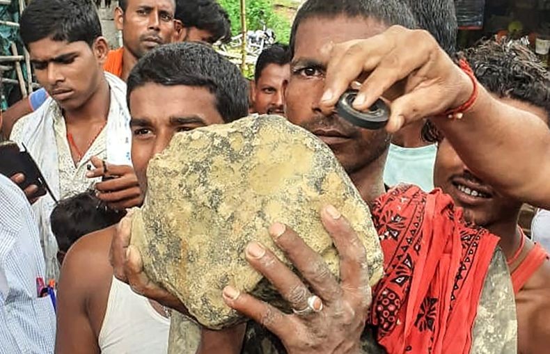 Heboh, Benda Diduga Meteor Jatuh di Persawahan India