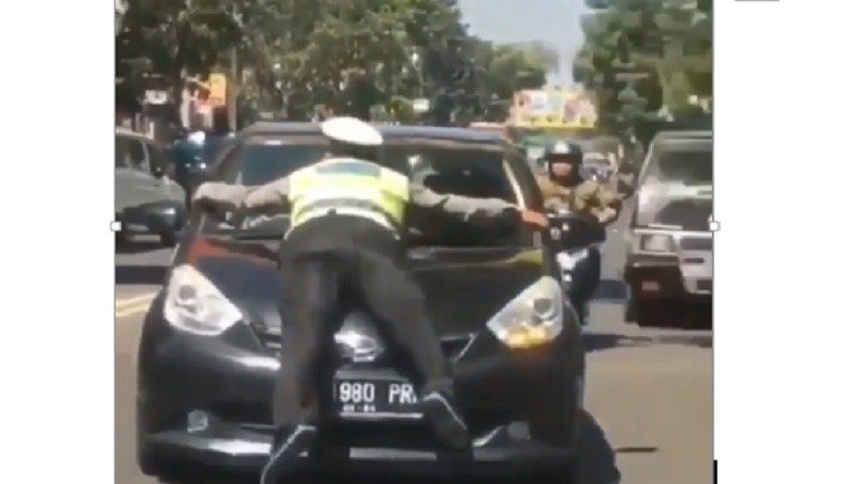 Viral Aksi Heroik Polisi Tilang Pengendara, Nempel di Mobil yang Melaju Kencang