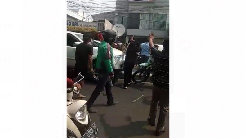 Viral Video Tabrak Lari di Jakbar, Pengendara Mobil Dipukuli Warga