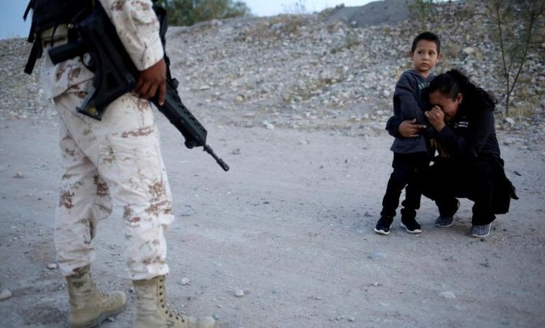 Mengharukan, Imigran Ini Nangis dan Memohon ke Tentara agar Dibolehkan Masuk AS