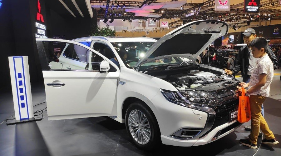 Ini Biaya yang Harus Dikeluarkan bila Seharian Mengendarai Outlander PHEV