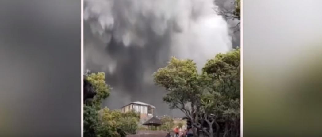 Gunung Tangkuban Parahu Erupsi, Wisatawan Dievakuasi