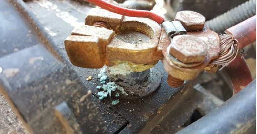 Ada Gumpalan Putih pada Kutub Aki Motor, Segera Dibersihkan