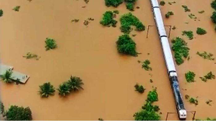 Lebih dari 800 Orang Diselamatkan dari Kereta yang Terjebak Banjir di India