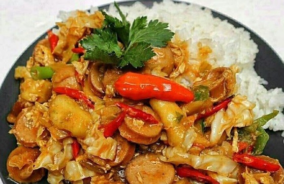 Makan Malam Enaknya Bikin Nasi Gila, Lebih Lezat Pakai Sosis