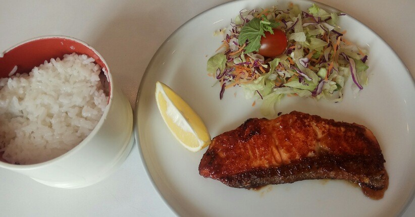 Mencicipi Kelezatan Salmon Guriru, Menu Grill Sehat dengan 3 Pilihan Dressing