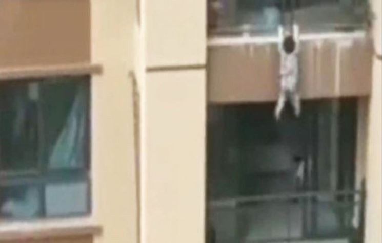 Bocah 3 Tahun Selamat usai Jatuh dari Balkon Lantai 6 Apartemen di China