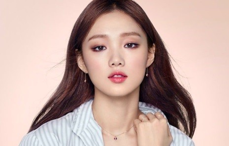 Masih Jadi Tren di Korea, Ini Bedanya Liptint dan Lipstik