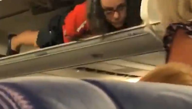 Ada-Ada Saja, Pramugari Ini Naik ke Bagasi Kabin untuk Menghibur Penumpang