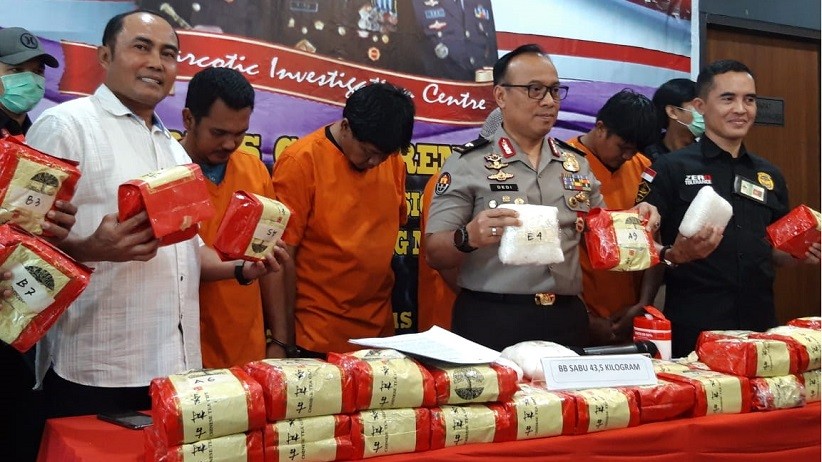 Aksi Kejar-kejaran Polisi dengan Kurir Narkoba Perebutkan 50 Kg Sabu-Sabu