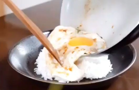 Berkreasi Bikin Menu Kekinian yang Lagi Viral, Nasi Telur Ceplok