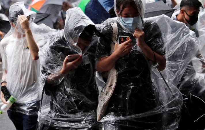Diterjang Badai Wipha, Hong Kong Tunda Ratusan Penerbangan