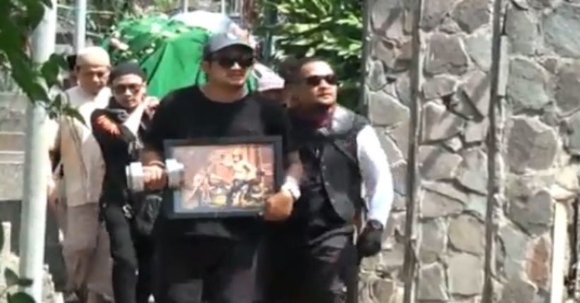 Isak Tangis Iringi Pemakaman Agung Hercules di TPU Cikutra