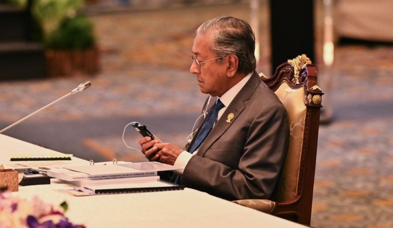 Mahathir: Saya Tetap Serahkan Jabatan PM ke Anwar, kecuali Ditodong Pistol