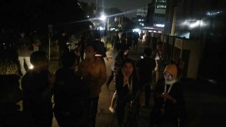 Gempa Magnitudo 7,4 Terasa Kuat di Jakarta, Warga Panik Berhamburan