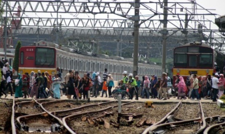 Rel KA Palmerah Dipenuhi Massa, KRL Akhirnya Berhenti di Kebayoran