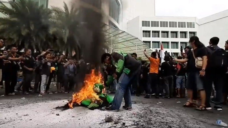 Demo Ratusan Driver Gojek di Blok M, Jaket dan Helm pun Ikut Dibakar