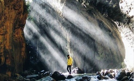 Wisata ke Embun Pelangi, Green Canyon ala Majalengka Diapit Dua Tebing Tinggi
