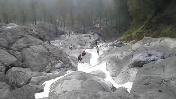 Sembunyi di Kaki Gunung Ijen, Unik Ada Spot Wisata Kali Pahit Mirip Air Terjun