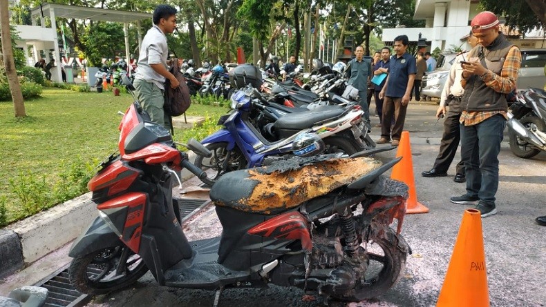 Motor Mendadak Terbakar di Area Parkir Kemlu, Begini Penampakannya
