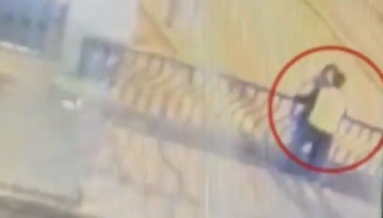 Terekam CCTV, Pasangan Kekasih Tewas Terjatuh dari Jembatan saat Bermesraan