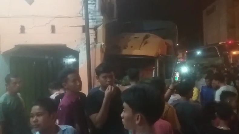 Truk Tabrak Fortuner dan Odong-Odong di Labuhanbatu, 6 Orang Terluka