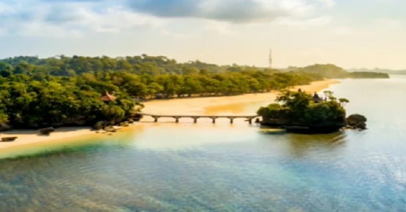 Indahnya Pantai Balekambang di Malang, Unik Ada Pura di Atas Pulau Karang